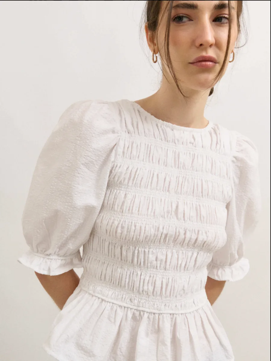 Blusa blanca smock en modelo