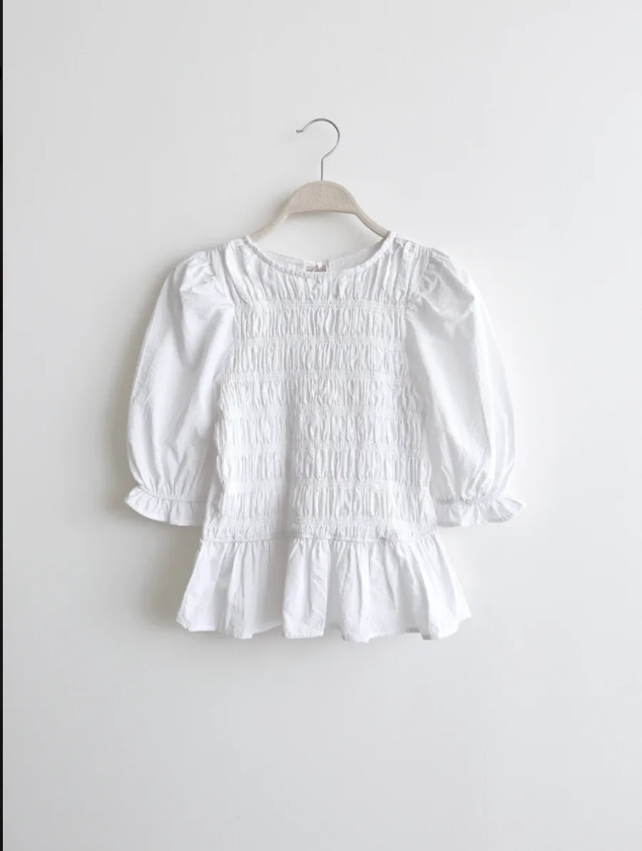Blusa smock blanca en percha